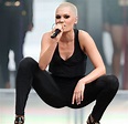 British singer Jessie J showed off her buzzed head and contrasted her ...