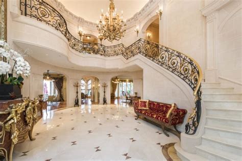 20 Grand Foyer Entrances That Are Unbelievable