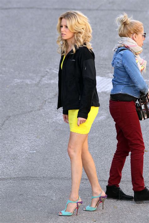 Elizabeth Banks Looking Hot In Yellow Dress 03 Gotceleb
