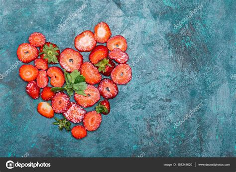 Strawberries In Heart Shape — Stock Photo © Kklimenko 151248620