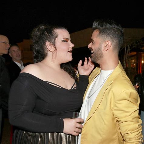 זוג האקסים מיכל אמדורסקי ואסף אמדורסקי, שהיו נשואים תשע שנים והם הורים לשתי בנות, כבר נתפסו בפגישה ברחוב בעבר, ומיכל אף הגיעה עם הנוכחי שלה ג'פרי ישי להופעה של אסף. גם בלי הלופר: נטע ברזילי גונבת את ההצגה