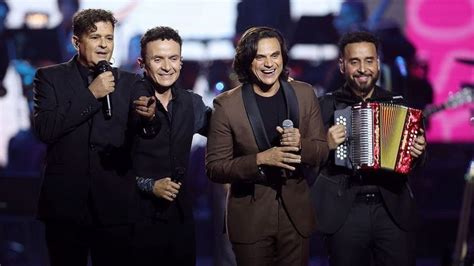 Carlos Vives Silvestre Dangond Y Fonseca Le Cantan A Laura Pausini En