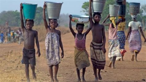 afrique enfants bassine eau