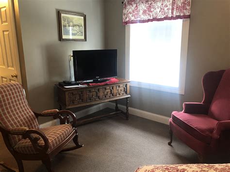 Cable tv and an en suite bathroom are included in every budget room at the daniel boone motor inn. The Daniel Boone - Talbott Tavern Restaurant & Inn
