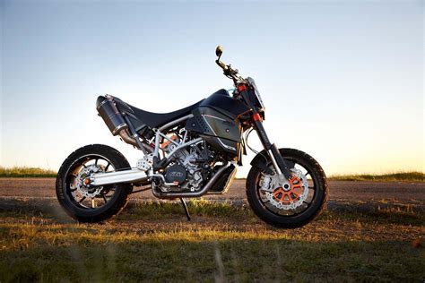 Almost nothing seems to be stock on this bike. KTM 950 Supermoto Umbau von Don Cammorata