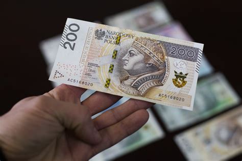 W ubiegłym roku, gdy rada ministrów ustaliła poziom płacy najniższego wynagrodzenia na 2020 r. Pensja minimalna 2021. Ile wyniesie "najniższa krajowa" w ...