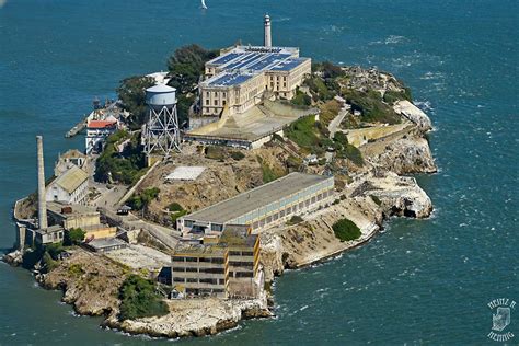 Trotz der relativ kurzen nutzungsphase von 30 jahren wurde das gefängnis von alcatraz zum symbol für die abgründe der menschlichen natur und verdeutlichte, wie weit eine gesellschaft bereit ist zu gehen, um diese einzudämmen. San Francisco-Alcatraz Foto & Bild | usa, flug, reisen ...