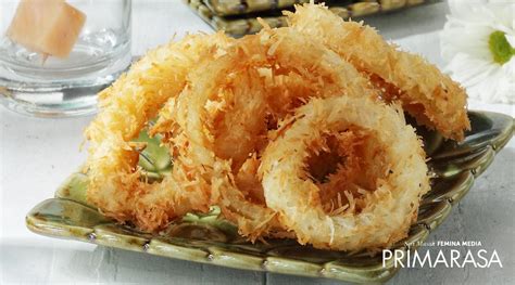 Bentuknya bulat dan terdapat lubang ditengahnya, menyerupai cincin (ring) dan itulah mengapa makanan ini disebut onion ring. Resep Crispy Coconut Onion Ring