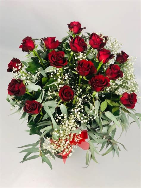 18 Red Roses In A Glass Vase Fields Of Colour Online Flower Shop