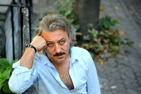 Barış falay, 9 nisan 1972 tarihinde balıkesir edremit'de memur bir ailenin ikinci çocuğu olarak doğmuştur. Barış Falay Kimdir? Kaç Yaşında ve Nereli