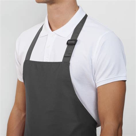 No obstante, dentro de los uniformes de cocina, es cierto que existen distintas diferencias en la forma de vestir del personal de cocina, el cual así, por ejemplo, destacan los uniformes y ropa de trabajo para cocina y los uniformes y ropa de trabajo para sala. Delantales largos de cocina en diferentes colores I ...