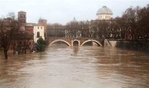 Dec 28, 2020 · cronaca maltempo a roma, due feriti per alberi caduti. Alluvione lampo a Roma, città sott'acqua: le drammatiche immagini del disastro FOTO