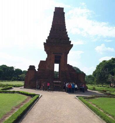 Candi Bajang Ratu Gapura Peninggalan Kerajaan Majapahit Bali Bercerita