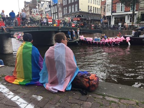 canal parade in amsterdamse grachten in volle gang nos