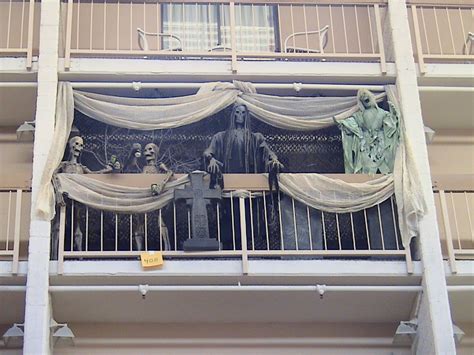 8 Awesomely Easy Ways To Decorate Your Apartment Balcony