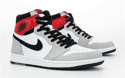 Further contrast is provided by way of black accents on the suede swooshes and collar area. Air Jordan 1 High OG Light Smoke Grey - Le Site de la Sneaker