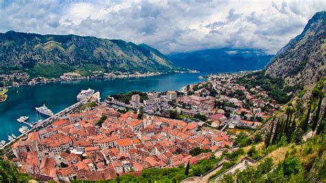 You can only walk here, but tourists can see in detail all the features of architecture and infrastructure. Kotor, Montenegro - sailing routes