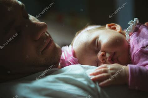 Imagen De Papá Joven Con Linda Hijita En Sus Brazos Fotografía De