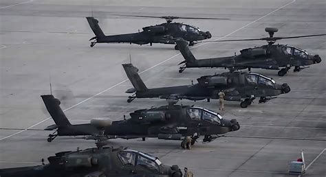 Us Army Black Hawk And Apache Helicopters Put On A Big Show At