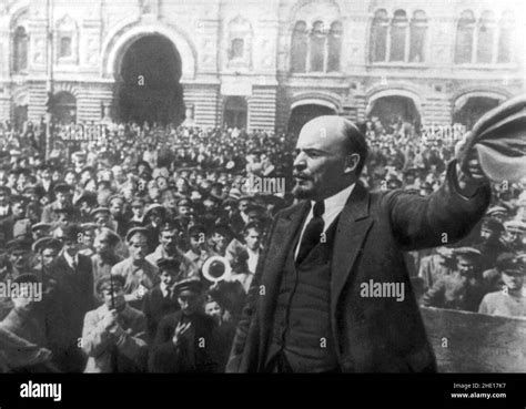 Lenin Addressing Crowds In The Street In 1917 Stock Photo Alamy
