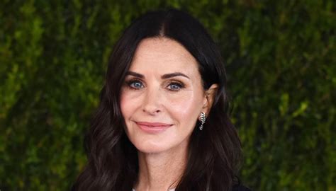 Courteney Cox Is Rewatching Friends During Self Quarantine Hollywood News