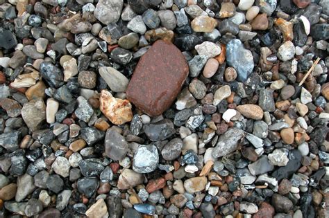 الصخور عبارة عن اشياء غير حيه لأنها