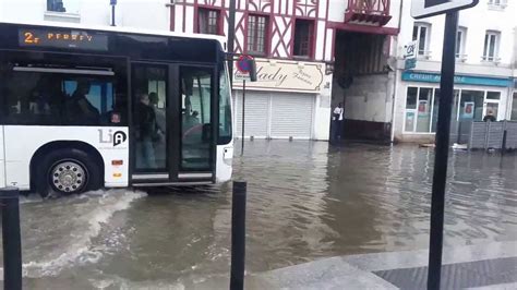 Ne pas confondre avec la crue, phénomène d'augmentation du débit d'un cours d'eau n'entraînant pas nécessairement d'inondation. Inondation du Havre le lundi 29 juillet 2013 - YouTube