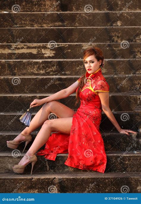 Femme Dans La Robe De Chinois Dans La Pose Sexy Photo Stock Image Du