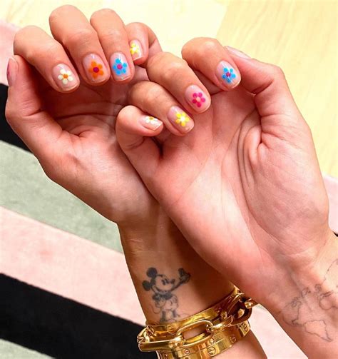 La Nail Art A Fiori Di Chiara Ferragni Per Lanniversario Di Matrimonio