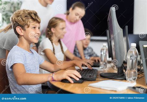 Alumno De Sexo Masculino Aprendiendo A Trabajar En Computadoras En Aula Foto De Archivo Imagen