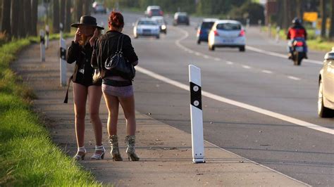 Freier in Unterhose Prostituierte wollte loslegen Anwohner führen