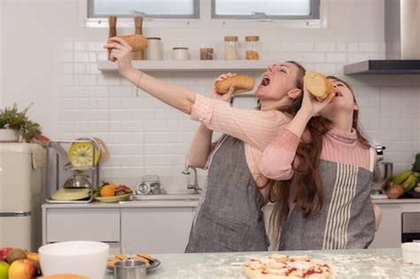 Premium Photo Mother And Daughters Use Bread To Sing And Entertain One Other