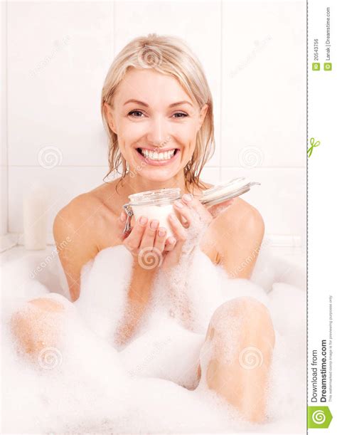 Mulher Que Toma Um Banho Foto De Stock Imagem De Cuidado 20543756