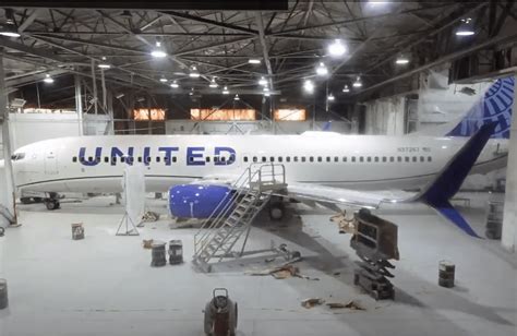 United Airlines Unveils New Paint Scheme