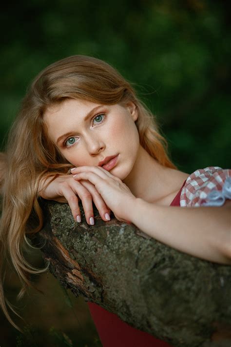 Nastasya Parshina Women Blonde Resting Head Elizaveta Podosetnikova Caucasian Model Women