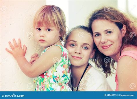 Familia Caucásica Madre Con Dos Hijas Imagen De Archivo Imagen De