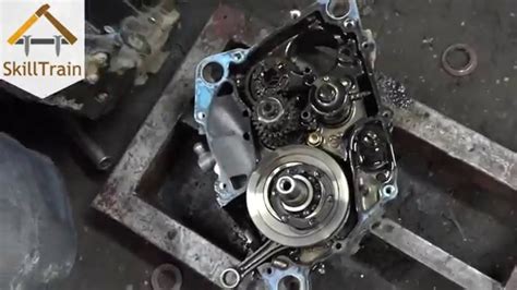 The two wheeler engine is synchronized by the differentional unit. Overhauling of the Engine of a Two-Wheeler (Part-4) (Hindi ...