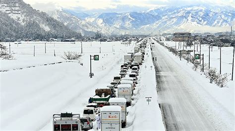 Hundreds Of Drivers Stuck By Heavy Snow On Niigata Freeway The Asahi