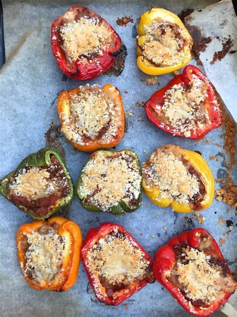 La ricetta dei pomodori ripieni al forno è perfetta da preparare sia in questo periodo che durante l'inverno: Peperoni ripieni al forno ricetta preparazione ingredienti