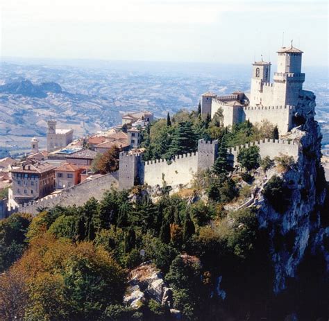 San marino, completely surrounded by italy, is one of the world's smallest countries, and claims to be the world's oldest republic. San Marino: Zu Gast in der ältesten Republik der Welt - WELT