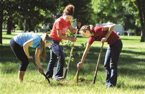 Hundreds of Central College volunteers to serve community - Central ...