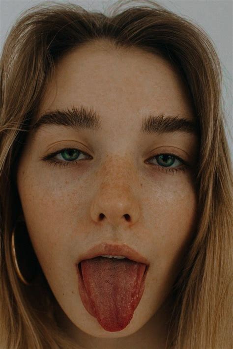 Pin By Nena On Volti Girl Tongue Avery Ovard Beautiful Face