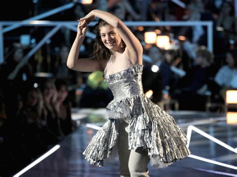 lorde danced her way with the flu during her vmas performance iheart