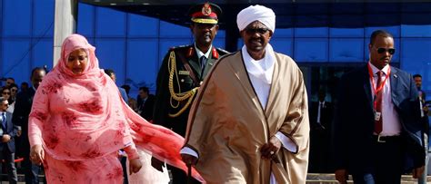 .المعزول عمر البشير الذي حكم السودان طيلة 30 عاما، إلى المحكمة اليوم الاثنين في الخرطوم حيث بدأت جلسات محاكمته بتهمة الفساد. زوجة الرئيس السوداني المعزول عمر البشير وشقيقه حاولا الهرب ...