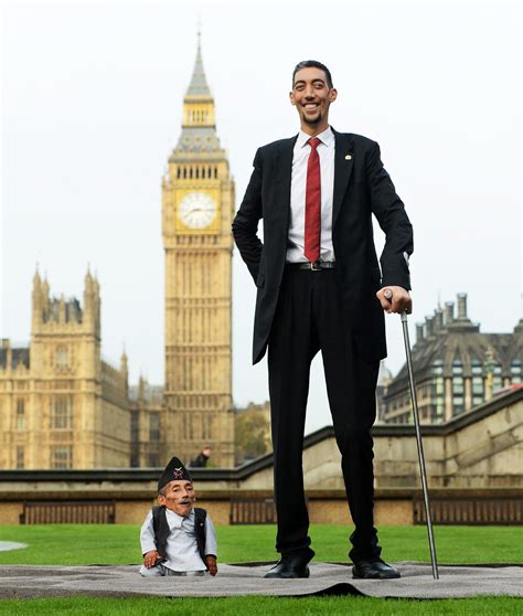 The Worlds Tallest And Shortest Men Meet Tall Guys World Sultan Kösen
