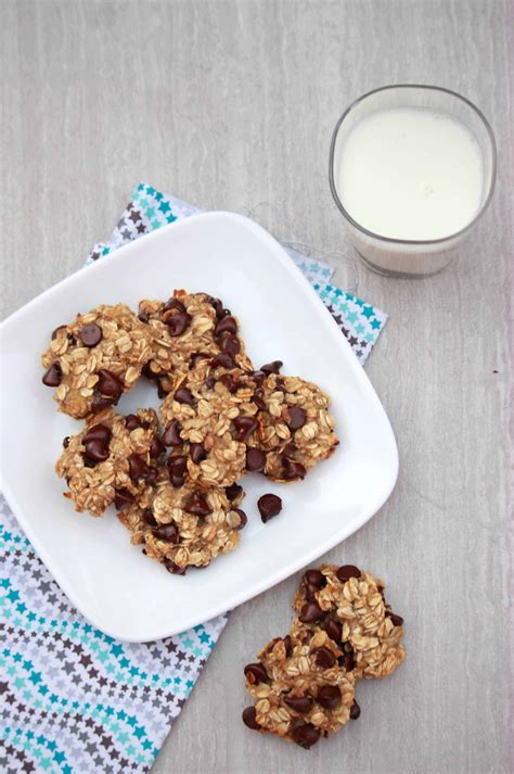 In a medium bowl, stir together mashed bananas and oat flour until oat flour is completely incorporated and a thick dough forms. 3 Ingredient Banana Oatmeal Chocolate Chip Cookies - My ...