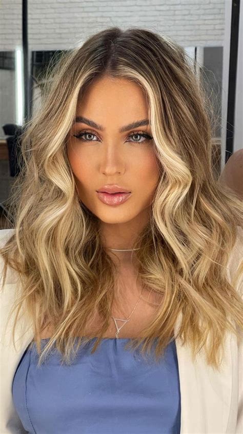 Flattering Blonde Highlights Ideas For Blonde Face Framing Beachy Look
