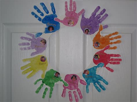 Friendship Wreaths Each Child Did 10 Handprints All Of The Same Color
