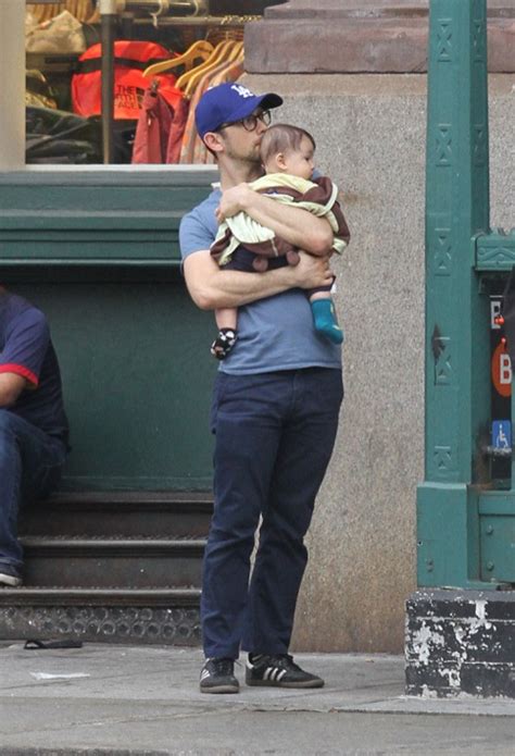 First Look Of Joseph Gordon Levitt And His Son In Nyc Celeb Dirty Laundry