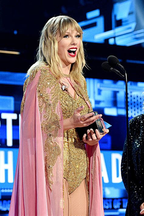 Yournastyscarstaylor Swift Accepts The Artist Of The Decade Award